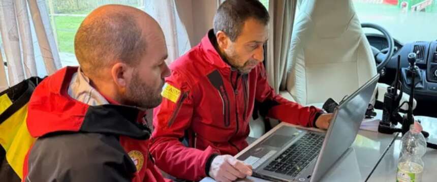 Ritrovato distrutto e incendiato l’elicottero precipitato nell’Aretino. Proseguono le ricerche dei due passeggeri