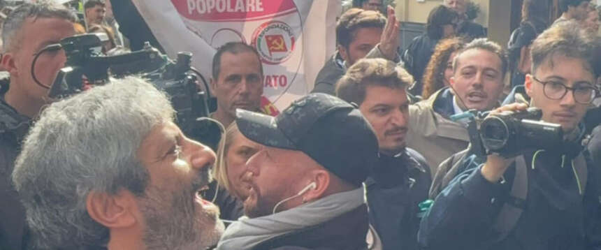 La sinistra di “Potere al Popolo” all’assalto di Fico e Conte: “Rispondeteci!”. Caos, urla e cadute (video)