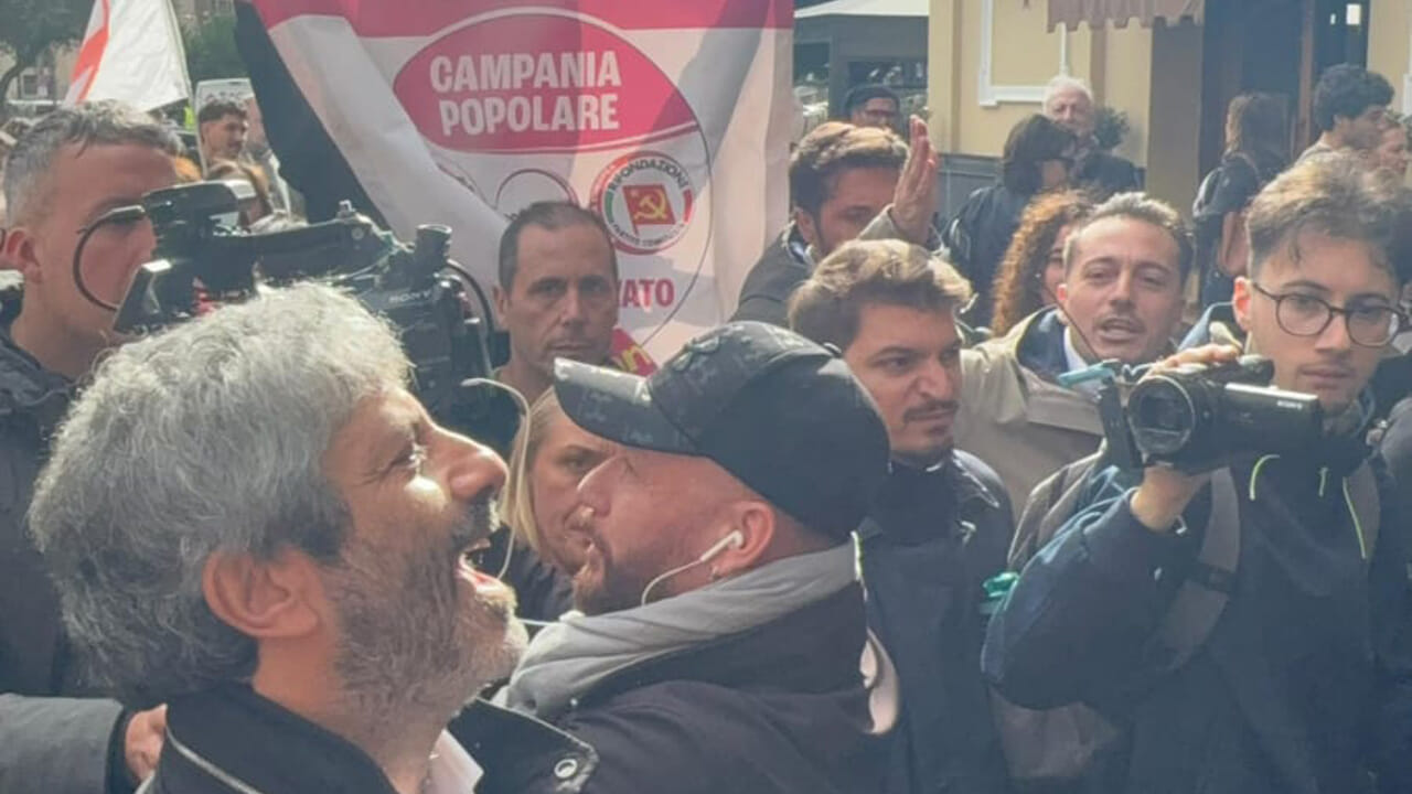 La sinistra di “Potere al Popolo” all’assalto di Fico e Conte: “Rispondeteci!”. Caos, urla e cadute (video)