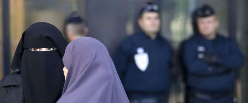 L’inviata di “Fuori dal Coro” Costanza Tosi ha denunciato di essere stata sequestrata e minacciata mentre faceva un reportage sull’Islam in Francia