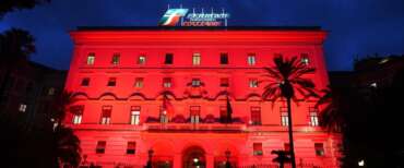 Trenta stazioni si tingono di rosso: l’impegno di Fs contro la violenza sulle donne