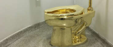 Il gabinetto d’oro di Cattelan va all’asta a Londra: si parte da 10 milioni di dollari. Era stato rubato nel 2018