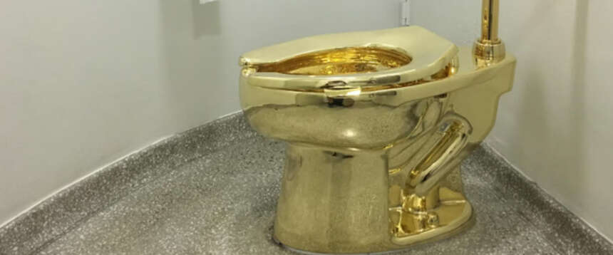 Il gabinetto d’oro di Cattelan va all’asta a Londra: si parte da 10 milioni di dollari. Era stato rubato nel 2018