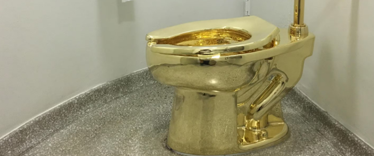 Il gabinetto d’oro di Cattelan va all’asta a Londra: si parte da 10 milioni di dollari. Era stato rubato nel 2018