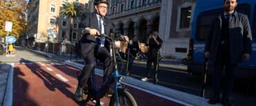 Gualtieri appiedato: l’Antitrust apre un’istruttoria sul noleggio di monopattini e bici elettriche a Roma