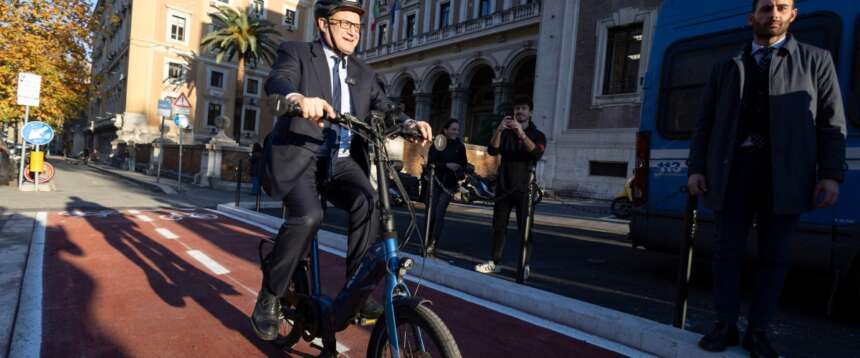 Gualtieri appiedato: l’Antitrust apre un’istruttoria sul noleggio di monopattini e bici elettriche a Roma