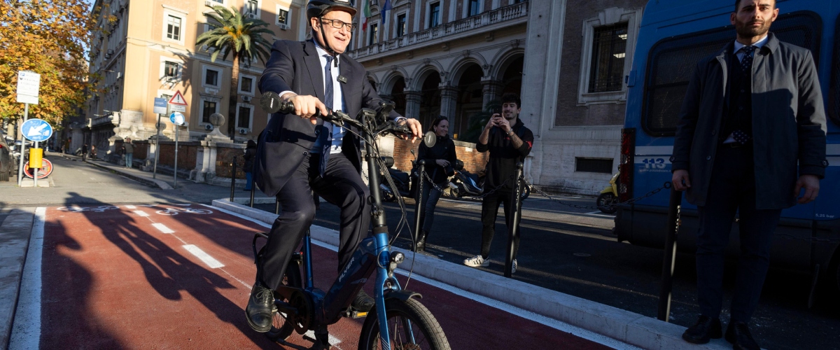 Gualtieri appiedato: l’Antitrust apre un’istruttoria sul noleggio di monopattini e bici elettriche a Roma