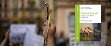 Una manifestazione din ricordo di Charlie Kirk. Nel riquadro, il libro di Paolo e Francesco Filipazzi “Il Grande Risveglio”
