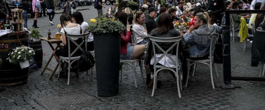 Di cosa parlano gli italiani al bar?