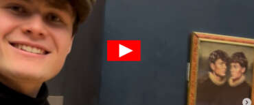 Louvre, francesi di nuovo beffati: due influencer appendono un quadro accanto alla Gioconda, nessuno se ne accorge (video)