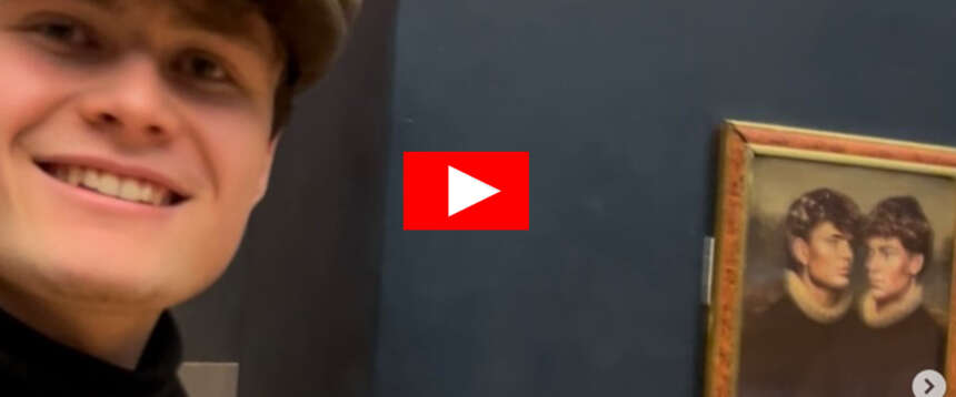 Louvre, francesi di nuovo beffati: due influencer appendono un quadro accanto alla Gioconda, nessuno se ne accorge (video)