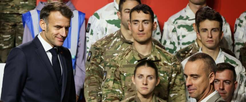 La Francia ripristina la leva militare dal 2026. Crosetto: “Proporrò un disegno di legge, serve una riflessione sulla difesa”