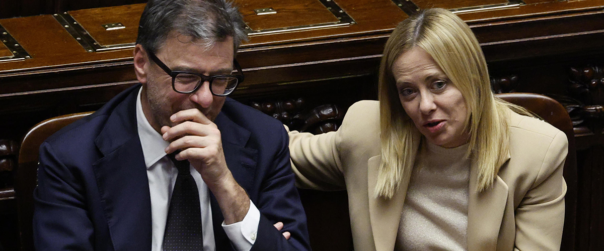 Manovra, Giorgetti sorride delle accuse della sinistra: “Con 2mila euro al mese non si è mica ricchi…” Manovra, Giorgetti sorride delle accuse della sinistra: “Con 2mila euro al mese non si è mica ricchi…”