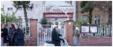 Nanni Moretti davanti al Nuovo Sacher