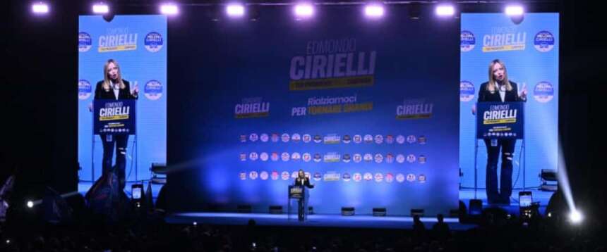Giorgia Meloni al comizio dei leader del centrodestra a sostegno di Edmondo Cirielli