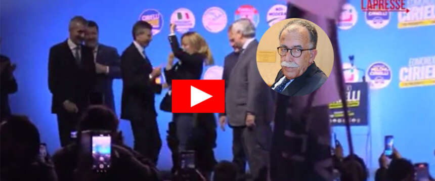 Napoli fa ballare la Meloni sulle note di “chi non salta comunista è…” (video), Ruotolo (Pd) impazzisce: “Fascitelli!”