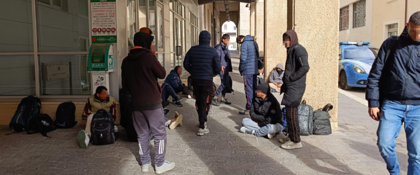 “Venite tutti a L’Aquila”: migranti in fuga dal Pakistan seguono un video TikTok e affollano le strade del capoluogo abruzzese