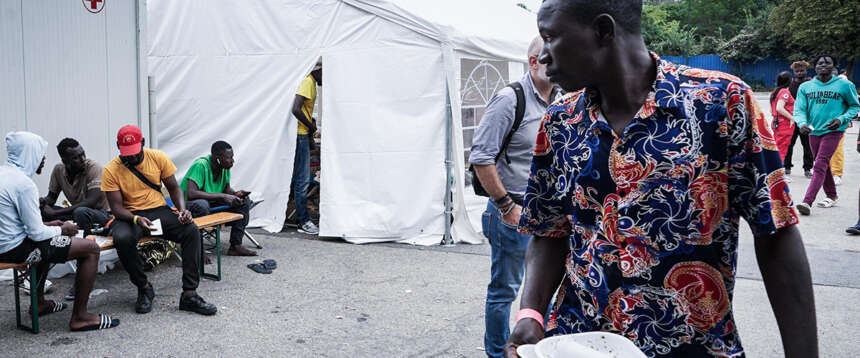 Migranti, la linea “destrissima” del governo (di sinistra) britannico: “Soldi e gioielli sequestrati a chi entra e resta illegalmente”