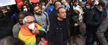 “Accogliere tutti i migranti”. Mimmo Lucano porta nella Ue il modello Riace: il solito autogol della sinistra