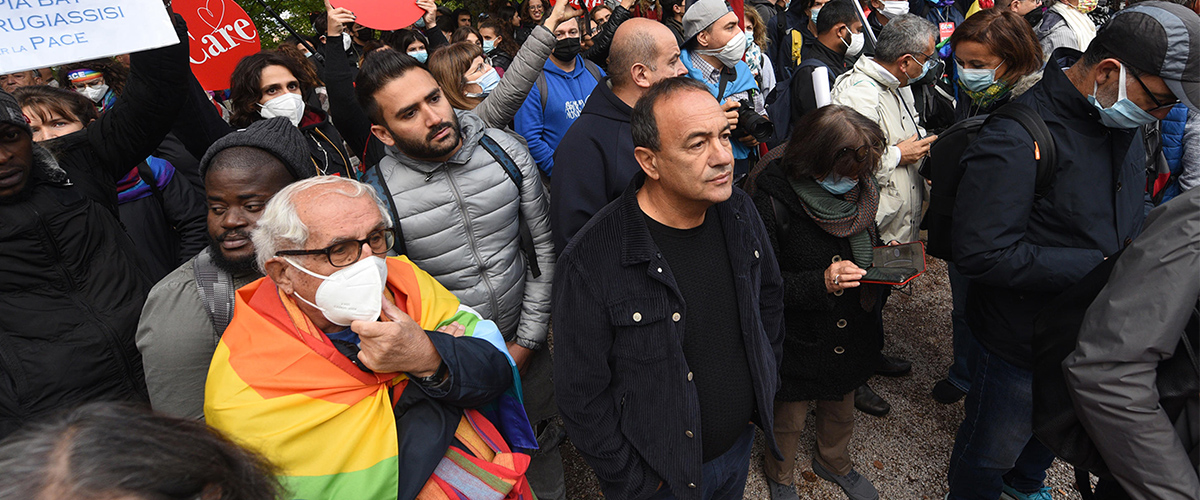 “Accogliere tutti i migranti”. Mimmo Lucano porta nella Ue il modello Riace: il solito autogol della sinistra