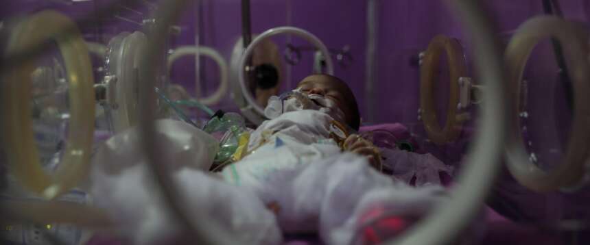 Neonata trovata con la testa nel water a Torino: è grave. La madre era sotto l’effetto del crack