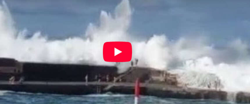 Onda anomala investe una scogliera a Tenerife: tre persone spazzate via. Il video della tragedia