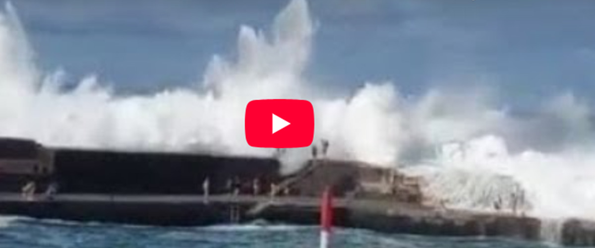 onda anomala investe una scogliera a tenerife tre persone spazzate via il video della tragedia