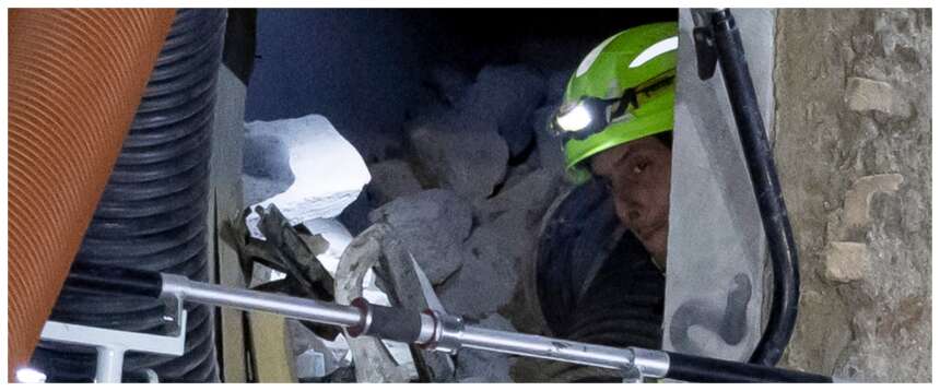 Estratto vivo dalle macerie l’operaio 66enne travolto dal crollo della Torre dei Conti