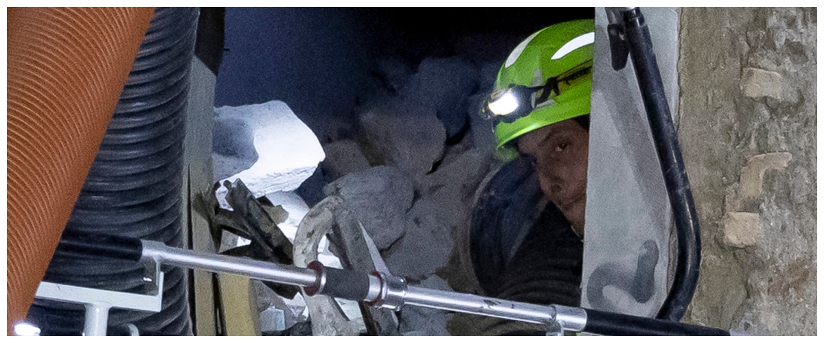 Estratto vivo dalle macerie l’operaio 66enne travolto dal crollo della Torre dei Conti