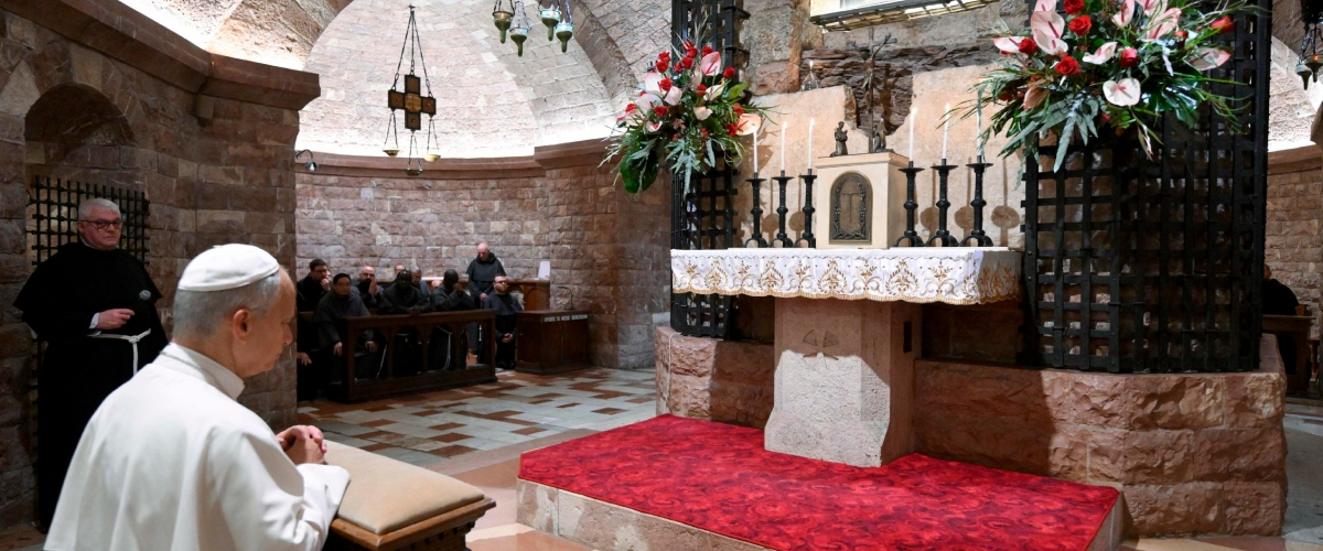 il papa prega sulla tomba di san francesco e ai vescovi attenti all8217onnipotenza tecnologica che comprime la libert224