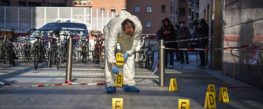 Dirigente di Finlombarda accoltellata alla schiena in piazza Gae Aulenti: c’è l’identikit dell’aggressore