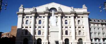 Lo spread a 2 anni ai minimi. In foto, Piazza Affari