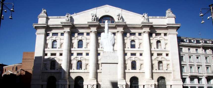 Lo spread a 2 anni ai minimi. In foto, Piazza Affari