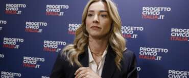 Meloni a testa in giù, FdI: “Oggi la sindaca Salis non dice nulla sugli insulti sessisti?”