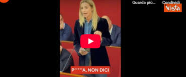 Silvia Salis fa l’elenco degli insulti sessisti che riceve sui social: “Alle donne al potere dicono putt… non incapace!” (video)