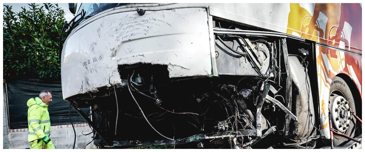 incidente tra un8217auto e un bus di studenti muore il conducente delle vettura venti ragazzi feriti da Secoloditalia.it incidente tra un8217auto e un bus di studenti muore il conducente delle vettura venti ragazzi feriti