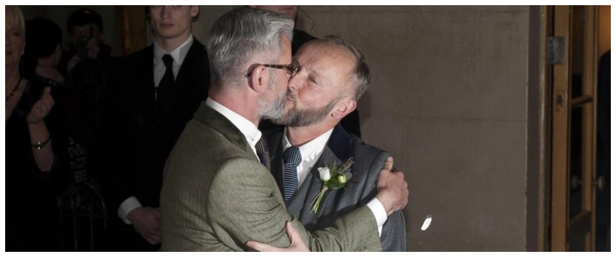 La Corte Ue: “Obbligatorio riconoscere i matrimoni gay contratti all’estero”. FdI: “Forzatura inaccettabile”