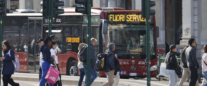 Il weekend lungo dei sindacati: un altro venerdì “nero” per gli scioperi, trasporti paralizzati in tutta Italia