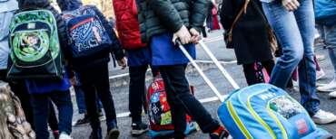 Educazione sessuale alle medie, cade il divieto ma servirà il consenso dei genitori. E la sinistra dà di matto