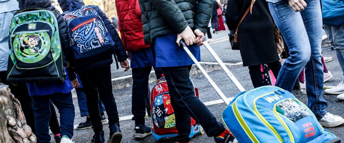 Educazione sessuale alle medie, cade il divieto ma servirà il consenso dei genitori. E la sinistra dà di matto
