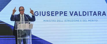 Scuola, schiaffo a Landini: firmato il contratto, aumenti di 150 euro, bonus e 1900 di arretrati. Solo la Cgil ha detto no