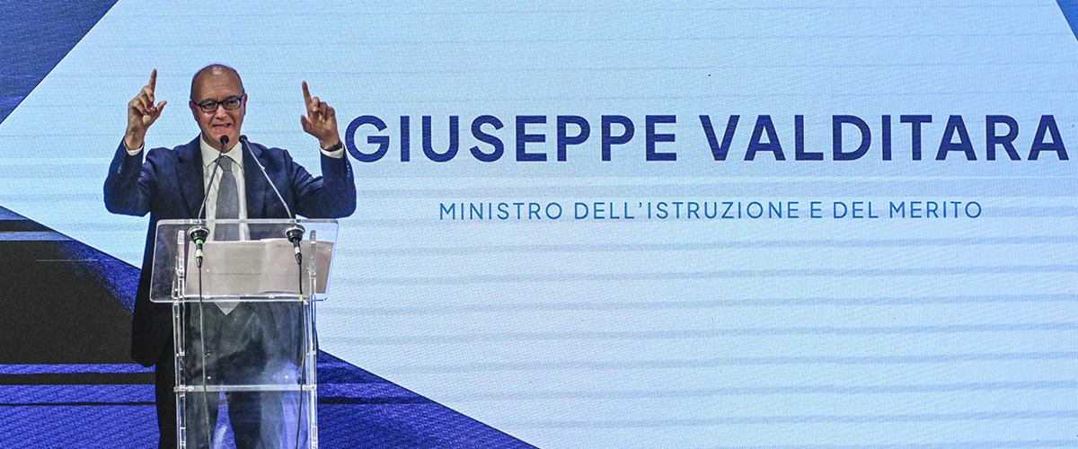 Scuola, schiaffo a Landini: firmato il contratto, aumenti di 150 euro, bonus e 1900 di arretrati. Solo la Cgil ha detto no