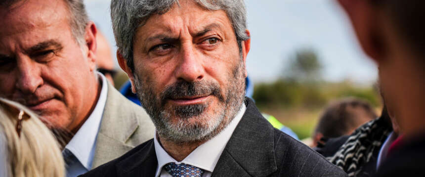 Il candidato alle regionali in Campania Roberto Fico a Pomigliano DArco tra gli operai dellaTrasnova, Napoli, 7 Novembre 2025. ANSA/CESARE ABBATE