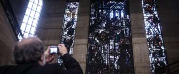 Assessore scivola dalle scale e manda in frantumi la vetrata di Sironi. “Sono dispiaciuto”