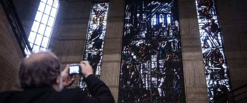 Assessore scivola dalle scale e manda in frantumi la vetrata di Sironi. “Sono dispiaciuto”