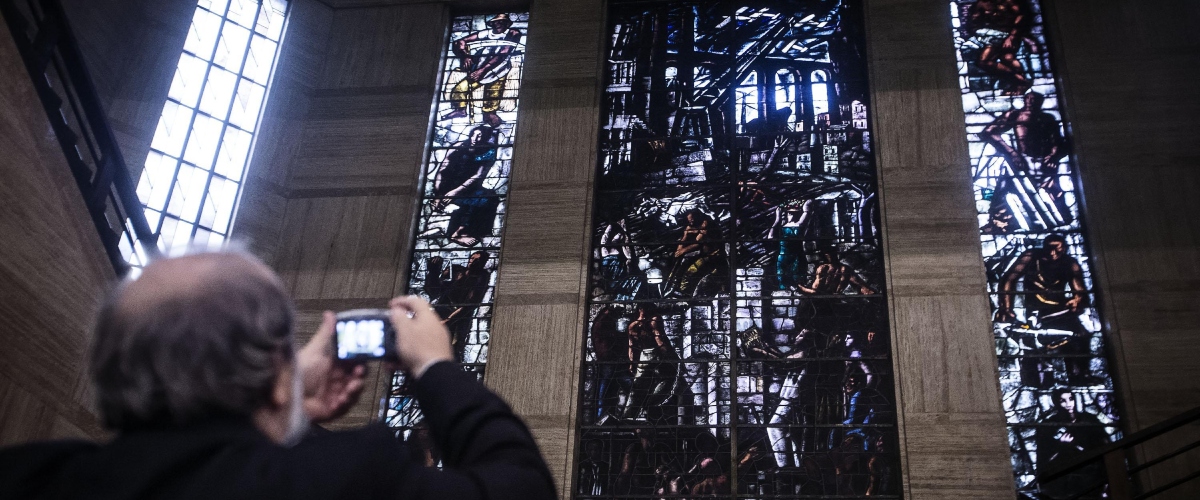 Assessore scivola dalle scale e manda in frantumi la vetrata di Sironi. “Sono dispiaciuto” Assessore scivola dalle scale e manda in frantumi la vetrata di Sironi. “Sono dispiaciuto”