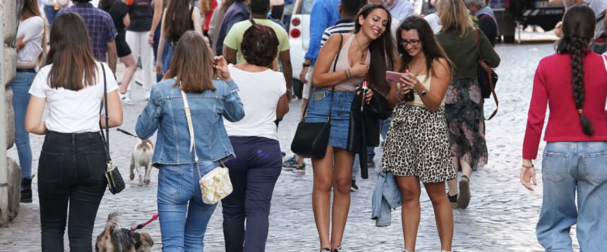 Meloni conquista gli over 25 e contende a Conte il primato tra i giovani. Schlein? Non pervenuta…