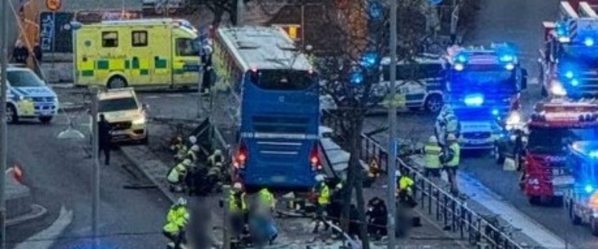 Stoccolma, un bus a due piani si schianta contro una pensilina e travolge tutto: diversi morti
