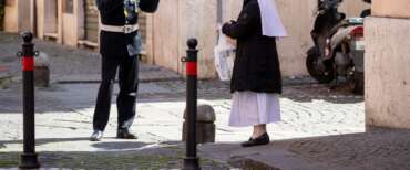 La Roma di Gualtieri: una suora si improvvisa vigilessa e districa l’ingorgo (solito) al Colosseo (video)
