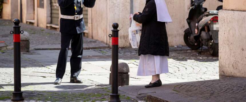 La Roma di Gualtieri: una suora si improvvisa vigilessa e districa l’ingorgo (solito) al Colosseo (video)